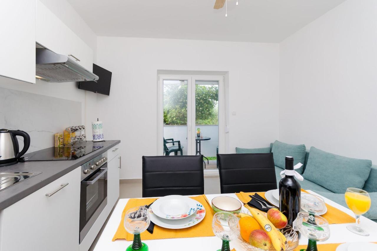 Apartments And Rooms Bianca Barbat na Rabu ภายนอก รูปภาพ
